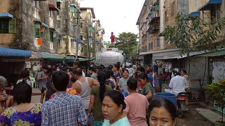 pzl_jourlm's tweet photo. Local civilians have just faced the deepening power out as well as water shortage with forcible order of junta group in North Dagon and East Dagon towns, #Yangon within this days. The WiFi access is also cut off around those areas.

#WarCrimesOfJunta 
#WhatsHappeningInMyanmar https://t.co/7AZPkDSmmK