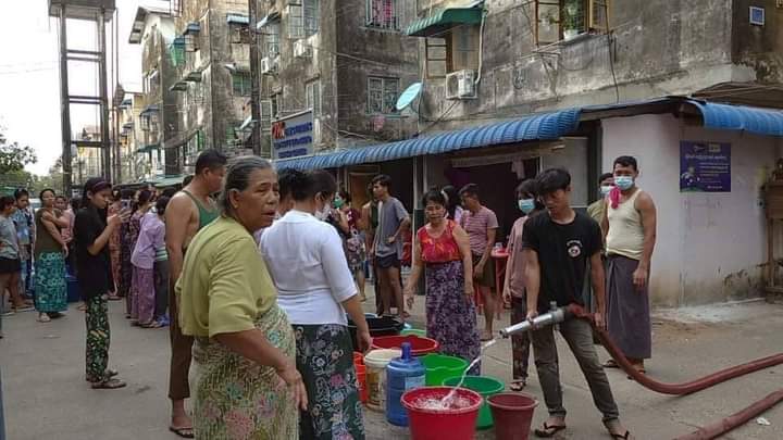 pzl_jourlm's tweet photo. Local civilians have just faced the deepening power out as well as water shortage with forcible order of junta group in North Dagon and East Dagon towns, #Yangon within this days. The WiFi access is also cut off around those areas.

#WarCrimesOfJunta 
#WhatsHappeningInMyanmar https://t.co/7AZPkDSmmK