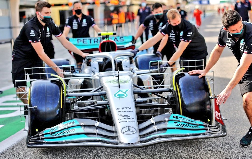 carlosmiquelf1's tweet photo. Aquí lo tenéis. El Mercedes W13 en Bahrain. La vista frontal es una locura. Compactación máxima. Fotos @f1debrief https://t.co/abGsS9OPvX