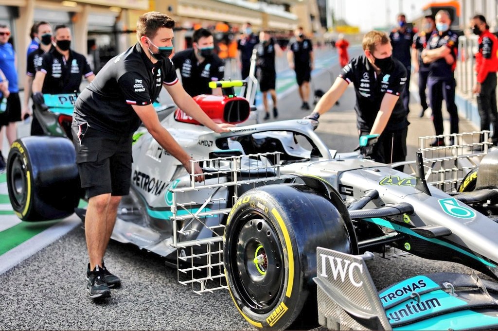 carlosmiquelf1's tweet photo. Aquí lo tenéis. El Mercedes W13 en Bahrain. La vista frontal es una locura. Compactación máxima. Fotos @f1debrief https://t.co/abGsS9OPvX