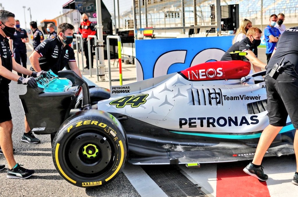carlosmiquelf1's tweet photo. Aquí lo tenéis. El Mercedes W13 en Bahrain. La vista frontal es una locura. Compactación máxima. Fotos @f1debrief https://t.co/abGsS9OPvX