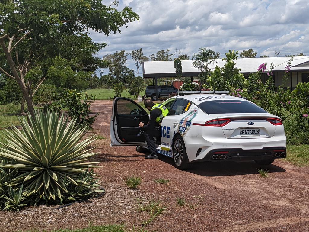ZiziAverill's tweet photo. Forensic vans and uniformed police officers remain at the scene of a fatal fire which killed a person and their dog in #HumptyDoo.
The fire victim is believed to be a man, but @ntpfes have not confirmed their identity. @TheNTNews with @idunnonews
๐ https://t.co/9bOhnR4Mcf https://t.co/B2SaIMrYsr