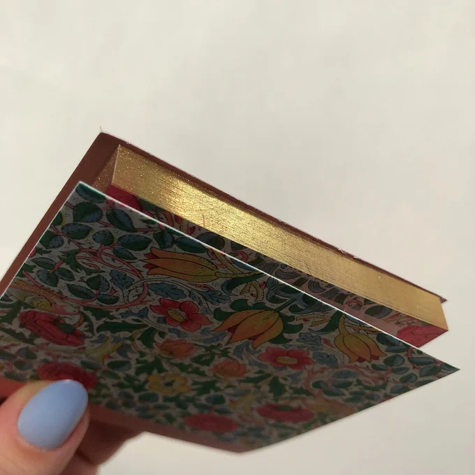 【キュン】このデザインはずるいって!セリアの「英国デザイン文房具」使うのをためらうレベルで可愛いの…!
https://t.co/bkHhPX8M1n

セリアの「コラボ文房具」が即買いレベルで素敵。草花モチーフのエレガントな柄がプリントされてておきゃわ…。どのアイテムも凝ってて、ときめきの嵐です! 
