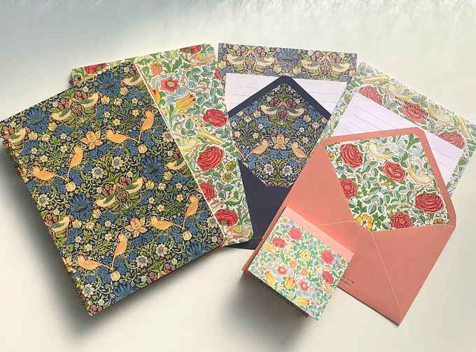 【キュン】このデザインはずるいって!セリアの「英国デザイン文房具」使うのをためらうレベルで可愛いの…!
https://t.co/bkHhPX8M1n

セリアの「コラボ文房具」が即買いレベルで素敵。草花モチーフのエレガントな柄がプリントされてておきゃわ…。どのアイテムも凝ってて、ときめきの嵐です! 