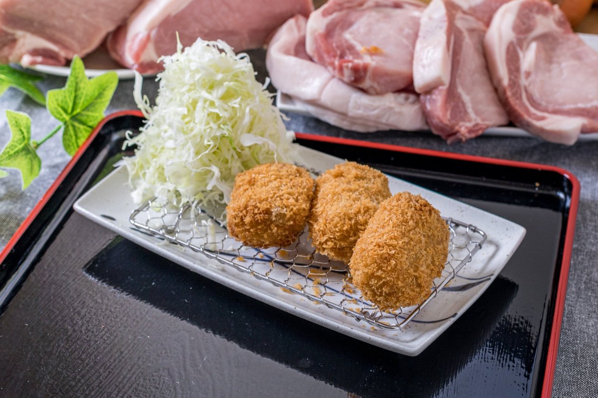 いつもありがとう御座います
横浜関内二代目とんかつ栄泉です！
沼部店/武蔵新田店
元気に営業中です🥳

本日は【濃厚蟹クリームコロッケ3個500円】の特売実施中🦀

中はとろっ…外はサクッ
超本格蟹クリームコロッケ
是非、お早めにお買い求めください🙋‍♂️