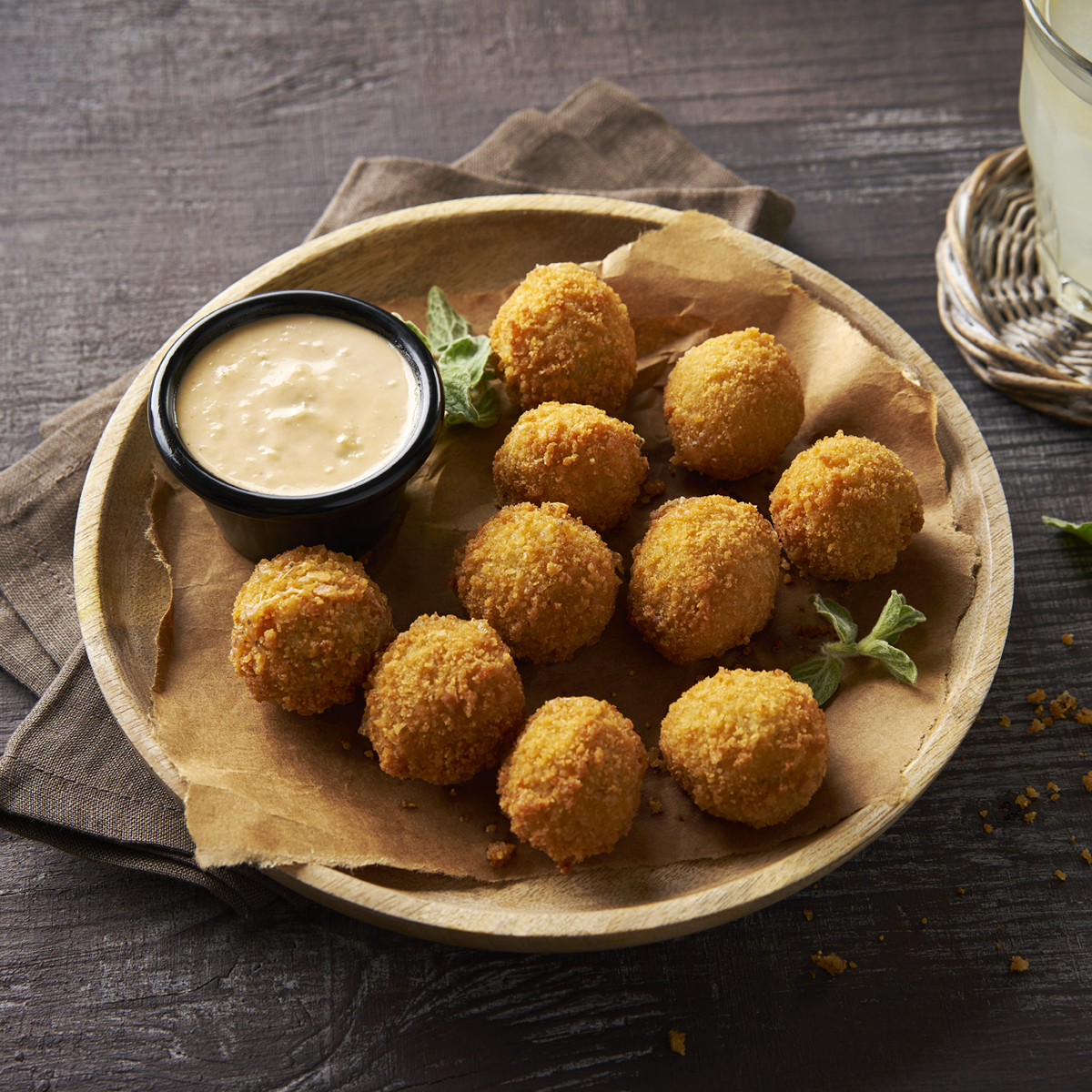 Can you resist everything good in one bite? Our cheese balls are simply the perfect appetizer to start your meal 😋

كرات الجبنة هي الخيار الأمثل لتبدأ وجبتك بها، هل توافقنا الرأي؟

#ZaatarwzeitUAE #ZWZUAE #زعتر_و_زيت