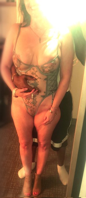 Alexa play #NBAYoungboy #snowbunny 🐰 https://t.co/UE582c7TaD<a href="/tag/nbayoungboy"class="tags">#NBAYoungboy</a><a href="/tag/snowbunny"class="tags">#snowbunny</a>