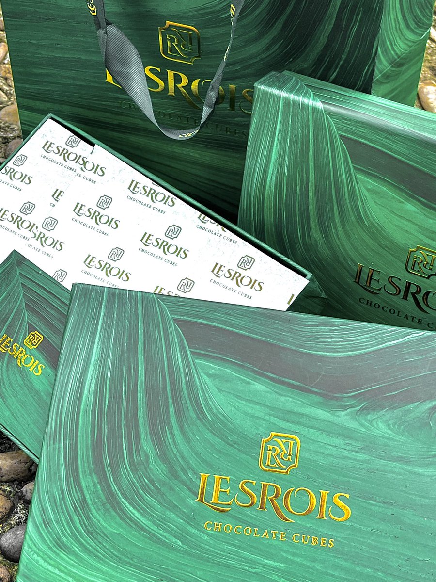 gfp_box's tweet photo. Share a stunning bronzing design gift bag.

#box #bags #gift #design #bronzing #takeaway #foodpack #greenfoodpack #gfp #gfp108 #greenfoodpack #foodpackdesign #art #paperbox #package #chinafactory #dessertbox #print #printdesign #boxdesign #greenfoodpackfactory #boxprinting https://t.co/bcahmCkYX6