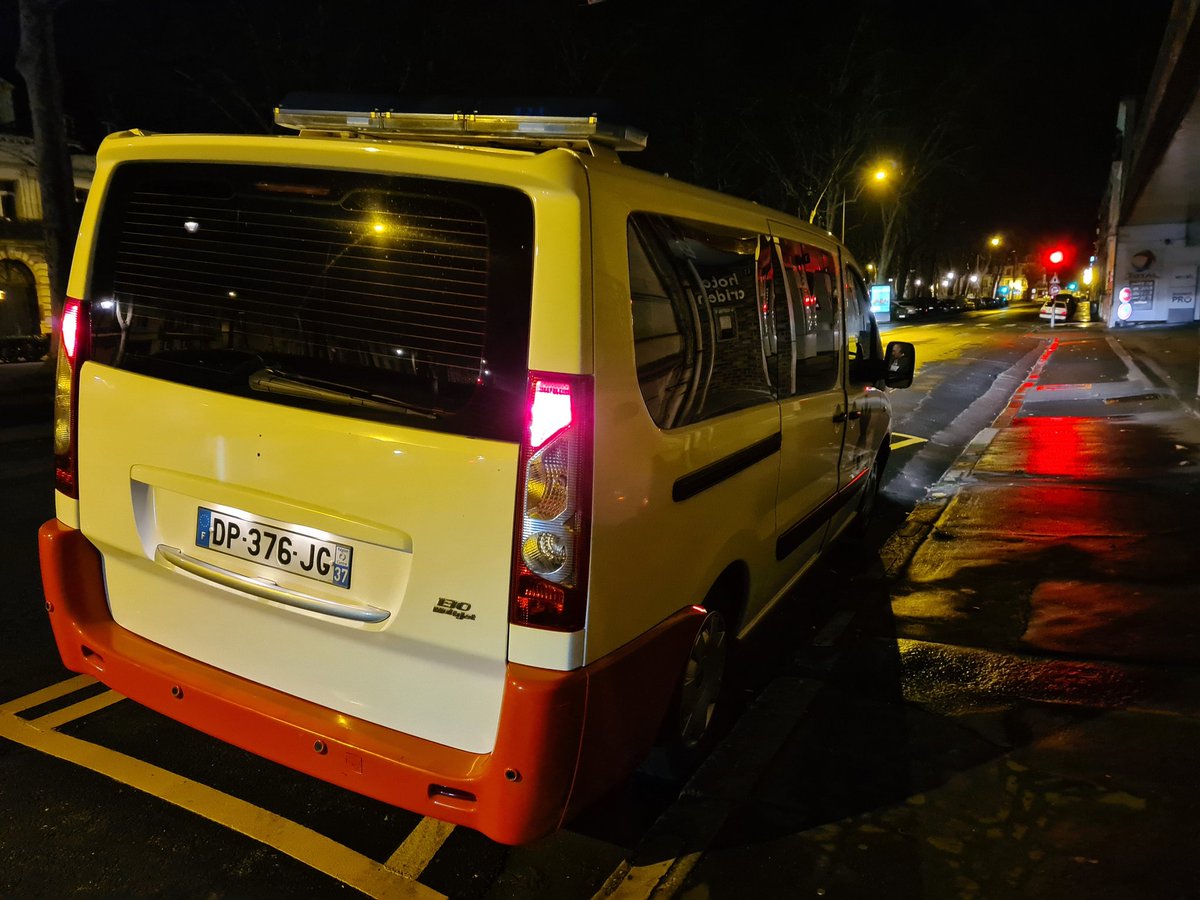 NRVeille's tweet photo. Il est 5h et l'ambulance tourangelle s'apprête à prendre la route. Pour la @lanouvellerep_, j'embarque dans le convoi de 15 véhicules destinés aux civils et secouristes ukrainiens. 🧶⬇️ https://t.co/28Mve5F5uW