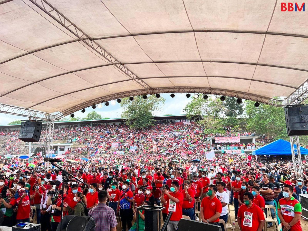 bongbongmarcos's tweet photo. Isa na namang makasaysayang pangyayari ang nasaksihan namin sa Kalinga--mula sa stage hanggang sa dulo ng burol ay puno ng tao! Ang sarap sa pakiramdam na nakita ko ang aking mga kakailian sa aming pagbisita. 

Agyamanak iti ayat ken suportayo, apo! https://t.co/Vv4Tapwljd