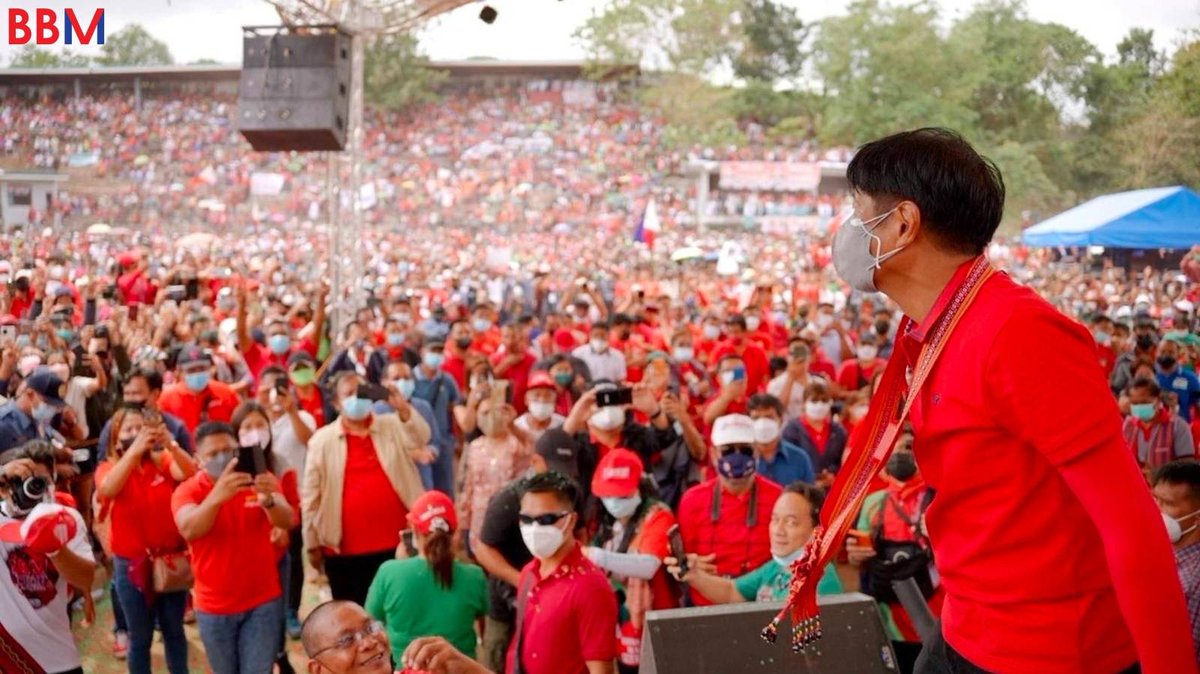 bongbongmarcos's tweet photo. Isa na namang makasaysayang pangyayari ang nasaksihan namin sa Kalinga--mula sa stage hanggang sa dulo ng burol ay puno ng tao! Ang sarap sa pakiramdam na nakita ko ang aking mga kakailian sa aming pagbisita. 

Agyamanak iti ayat ken suportayo, apo! https://t.co/Vv4Tapwljd