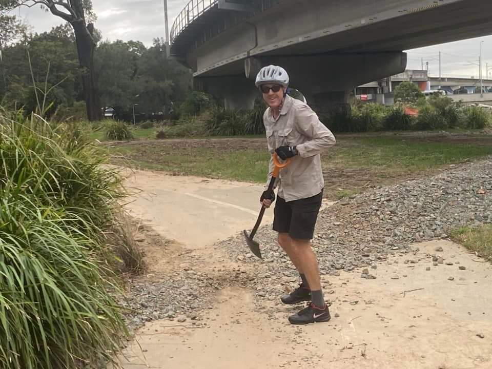 BugNorth's tweet image. Another impatient person who can't wait any longer for the flood damaged pathways to be repaired. This was on the bikeway near Toombul. Well done Stephen for making it safer for others.
He did say that the loose sand was better removed with a broom. @MarkBaileyMP @ryansrumblings