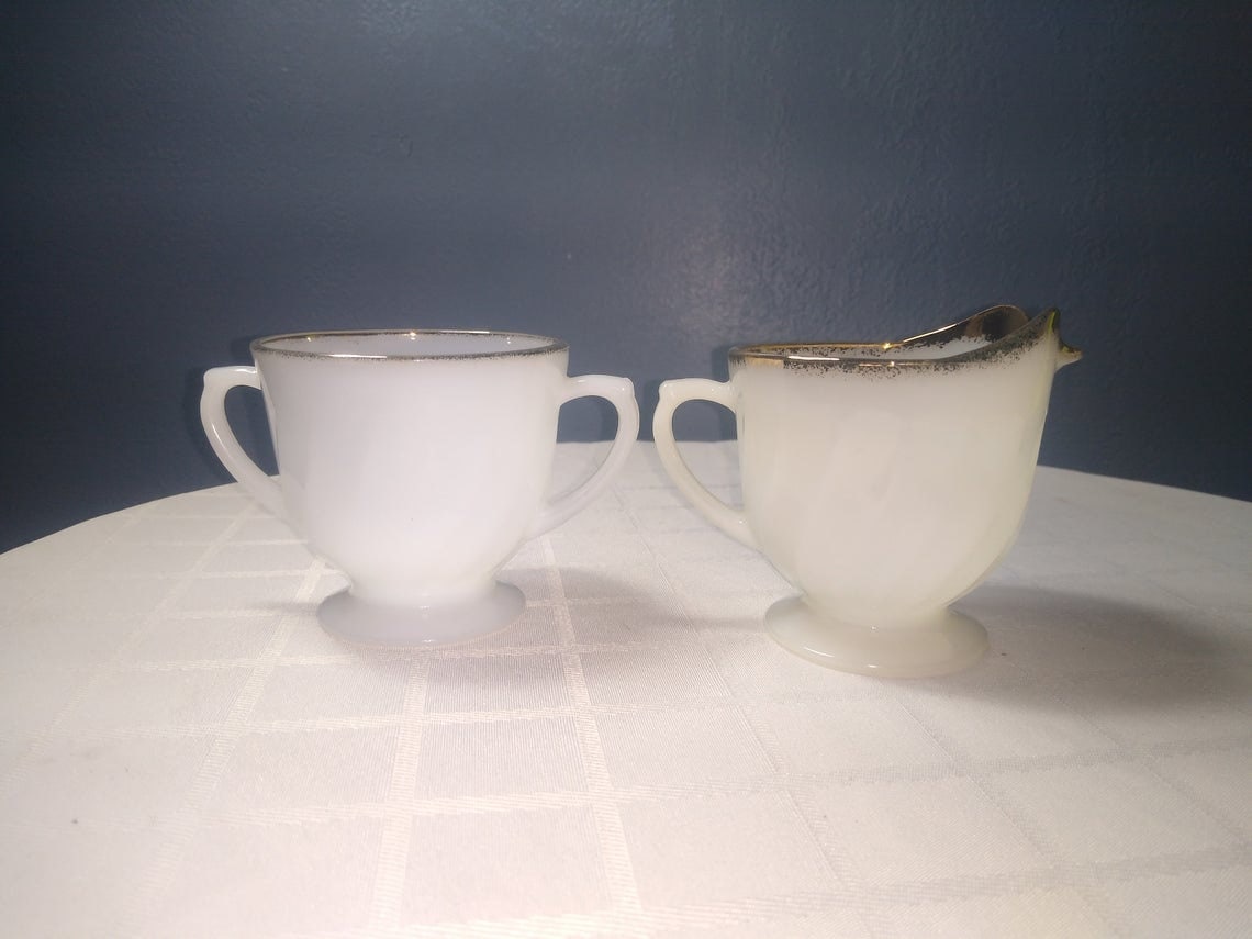 Anchor hocking fire king creamer and sugar bowl. White swirled and gold rimmed. Free shipping to the US! https://t.co/PM06MTJ8Bs

#anchorhocking #anchor #hocking #fireking #fire #king #Spyderthings https://t.co/eCcuXj5nKo