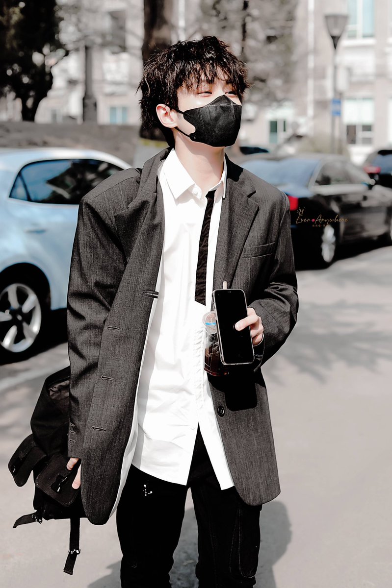 thisischampa's tweet photo. หม่าม้าก็ยุ่งกับโปรเจคจนไม่มีเวลาเซฟรูป ไถเจอหนูออกไปทำงานพอดี ตั้งใจทำงานน้า🥺 https://t.co/f68VEUCP7r