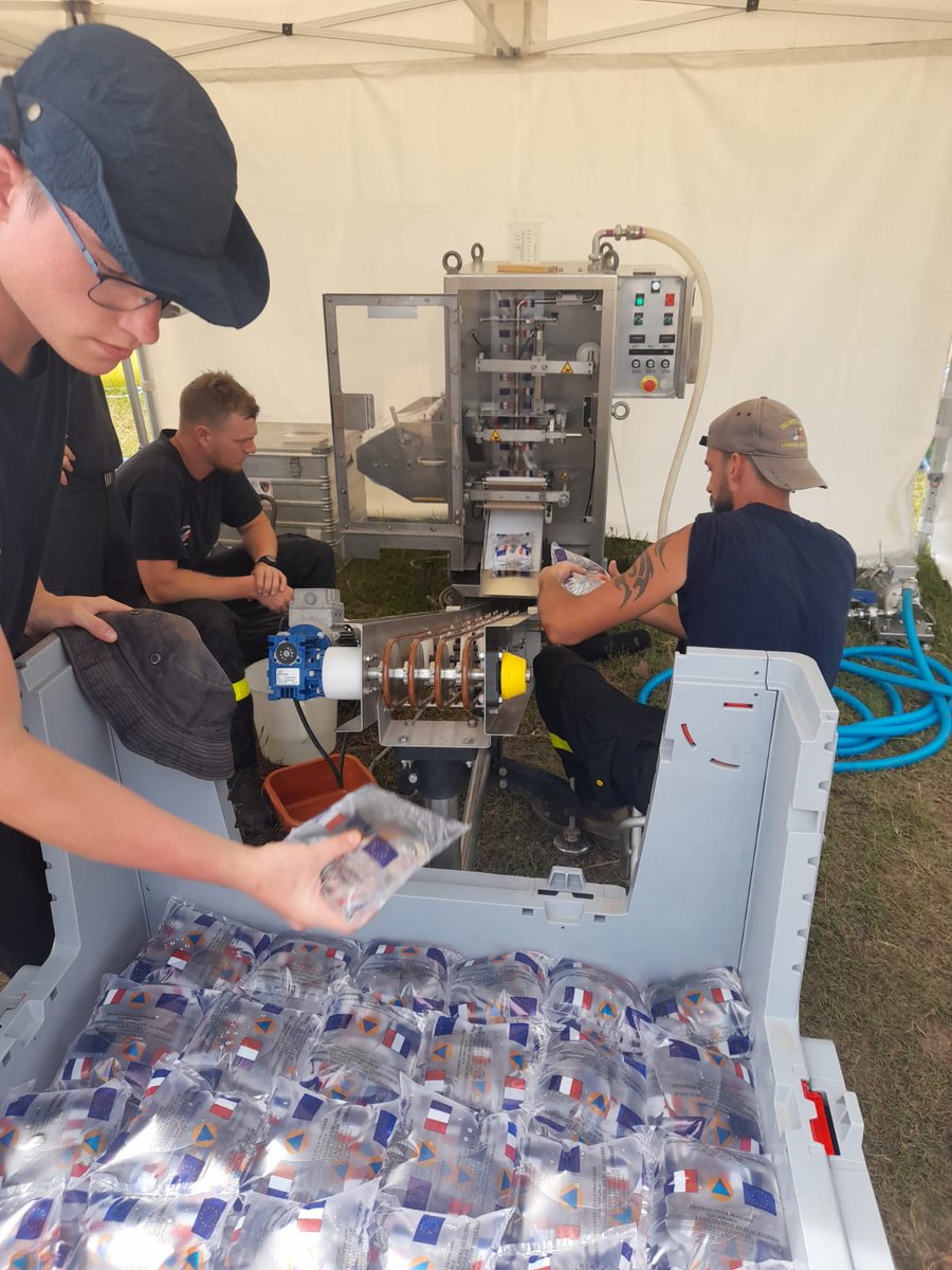 Mission accomplished! ✅
L'équipe 🇫🇷 a achevé sa mission à Mananjary où pendant un mois ils ont participé à la purification d'eau, reparation de bâtiments et déblocage de routes. 
Merci!
#TeamEurope🇪🇺