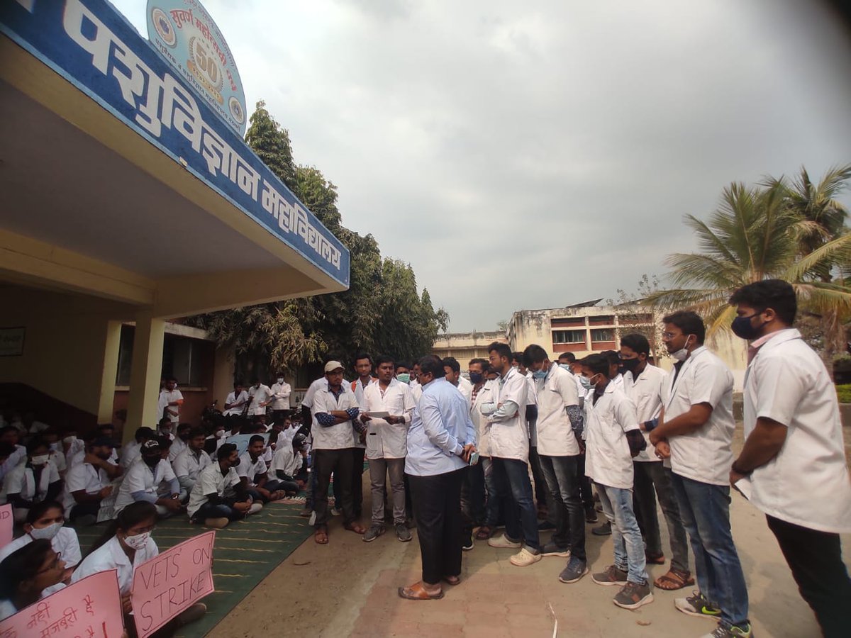 WaitingForRO's tweet photo. #vets_on_strike #increase_vet_stipend
अभी तो इस बाज की असली उड़ान बाक़ी है,
अभी तो इस परींदे का इम्तिहान बाकी है;
अभी-अभी तो लांघा है समुद्रों को, 
अभी तो पूरा आसमान बाकी है।
@CMOMaharashtra 
@SunilKedar1111 
@Dev_Fadnavis 
@AjitPawarSpeaks 
@abpmajhatv
@ndtvfeed 
@ZeeNewsEnglis https://t.co/XqOzAtw1Ct