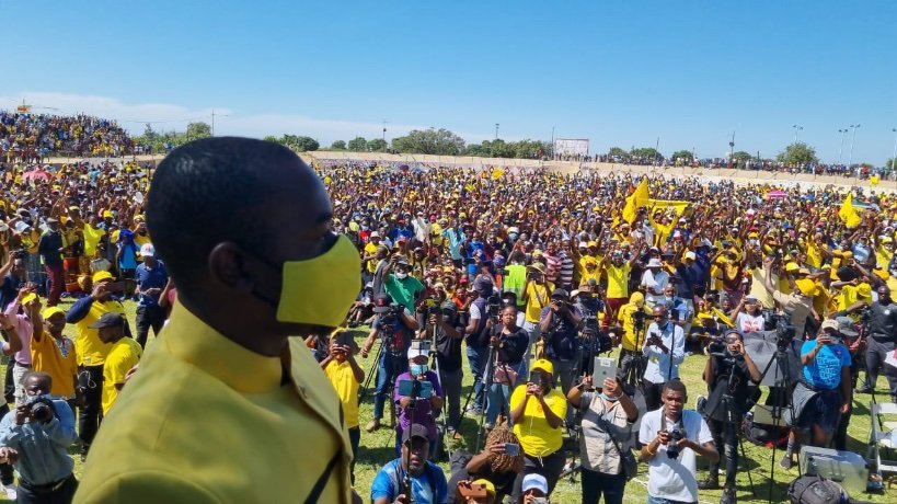 hurungwefarmer's tweet photo. They may pretend, they may run away from the truth, they may lie, they may tell you they are confident of victory but the reality on the ground is that no one can match Chamisa's support country wide. ZANUPF knows, Dhagi knows that Chamisa is the next President of Zimbabwe!
#CCC https://t.co/q4MmP3tEB4