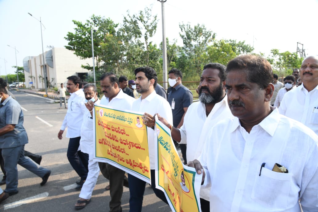 naralokesh's tweet photo. .@ysjagan గారు హామీ ఇచ్చిన విధంగా 2.30 లక్షల ప్రభుత్వ ఉద్యోగాల భర్తీ చేపట్టాలని డిమాండ్ చేస్తూ అసెంబ్లీ సమావేశాల సందర్భంగా శాసనసభ్యులు, శాసనమండలి సభ్యులు కలిసి నిరసన తెలిపాం. ఉన్న నిరుద్యోగ భృతి ఎత్తేసారు, ఫేక్ క్యాలెండర్ విడుదల చేసి దగా చేసారు.(1/2) https://t.co/FMkJRXkgNW