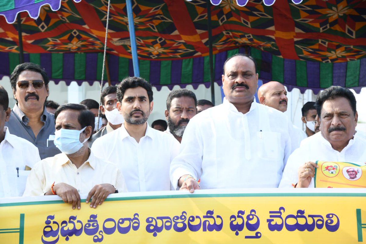 naralokesh's tweet photo. .@ysjagan గారు హామీ ఇచ్చిన విధంగా 2.30 లక్షల ప్రభుత్వ ఉద్యోగాల భర్తీ చేపట్టాలని డిమాండ్ చేస్తూ అసెంబ్లీ సమావేశాల సందర్భంగా శాసనసభ్యులు, శాసనమండలి సభ్యులు కలిసి నిరసన తెలిపాం. ఉన్న నిరుద్యోగ భృతి ఎత్తేసారు, ఫేక్ క్యాలెండర్ విడుదల చేసి దగా చేసారు.(1/2) https://t.co/FMkJRXkgNW