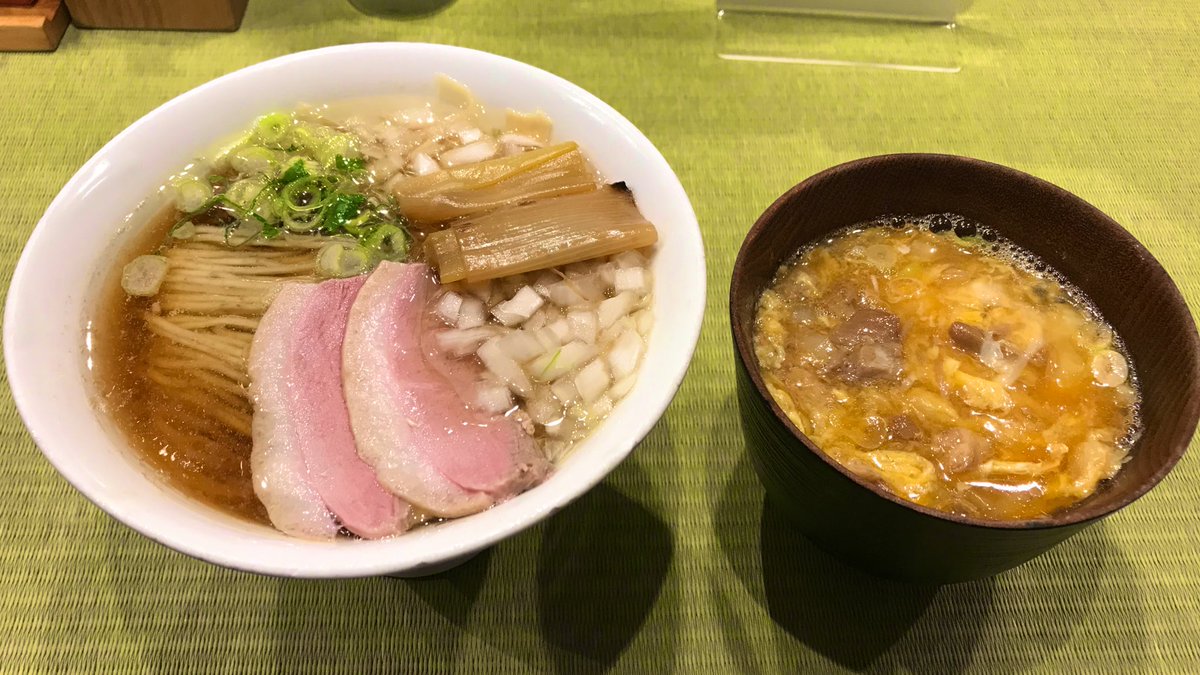 shutaclaus's tweet photo. アメ横で並んで食べてきました🍜
さっぱりしたスープとクセのある鴨肉の組み合わせが素敵���した！
あと親子丼は飲める勢いでトロトロでしたね。
#鴨to葱 #アメ横
#ねぎが好き https://t.co/D35dhWP2HR