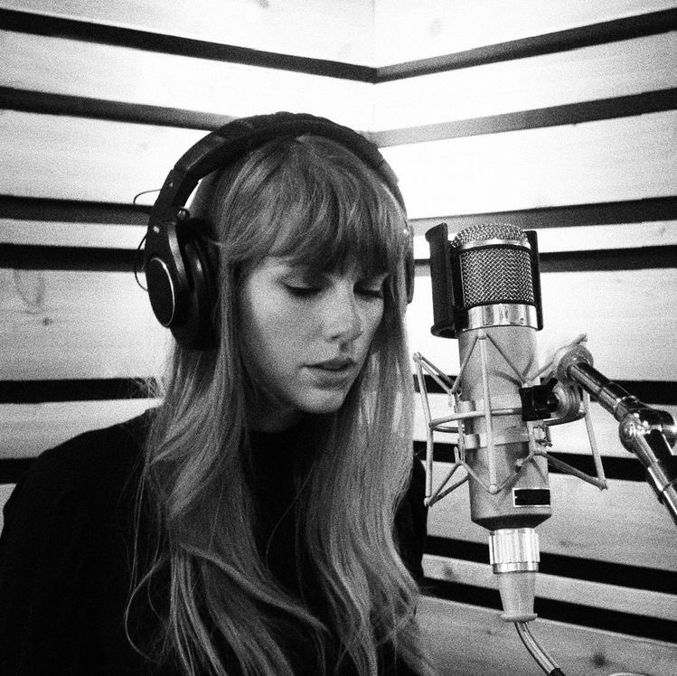 airplanetoexile's tweet photo. @LaPuercaylor I'm voting for #AllTooWell for #BestLyrics at the #iHeartAwards ❤️❤️❤️❤️ https://t.co/mMIz3OVVCA