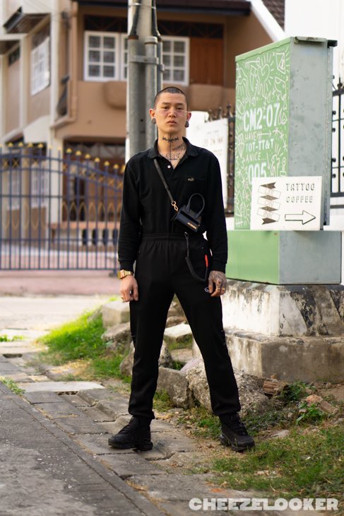 CheezeLooker's tweet photo. Leeong - Ponatip Suanphet
IG: @leeong.leeonink
Occupation: Tattoo Artist
Shirt: Crocodile
Pants: Grand Sport
Shoes: Nike Air TN
Bag: Jacquemus
Ring: O Thongthai
Watch: Nixon The Dork Too. #ChzStreetStyle #streetfashion #Throwback #LookerStreetStyle https://t.co/Q8GziwsQqI