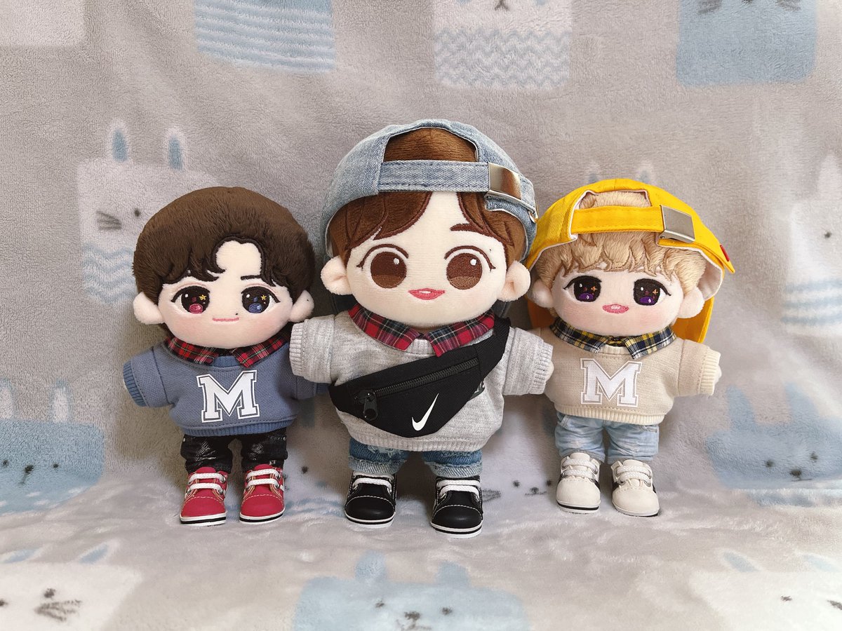 오늘의 #내니니 #내앵두 #내디디

오래간만에 삼형제 가족샷😍
내새꾸들 너무 이뻐서 어먀는 오열중😭😭😭😭😭😭

🧢 : <a href="/somcloud_store/">구릉구릉잡화점☁️</a>, <a href="/ddururutak/">인형옷 만드는 뚝딱이</a> 
👔 : <a href="/pick_kl/">무피클</a> 
👕 : <a href="/merry_salonn/">준멍씨의옷😎</a> 
🎒 : <a href="/99_closet/">꾸클로젯</a> 
👖 : <a href="/ShinyCloset/">✨ 샤클로젯 🧵🪡 솜인형옷장 🧸</a> 
👟 : <a href="/AKAshoesstore/">아카신발장</a>