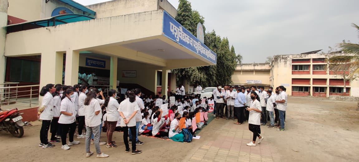 WaitingForRO's tweet photo. Kam hamara jyada hai 
Fir bhi stiphend aadha hai 

#VetsOnStrike 
#IncreaseInternshipAllowance 

#increase_vet_stipend  
@CMOMaharashtra @SunilKedar1111 @PMOIndia @Dev_Fadnavis @RamdasAthawale https://t.co/xkh7v4jHvL