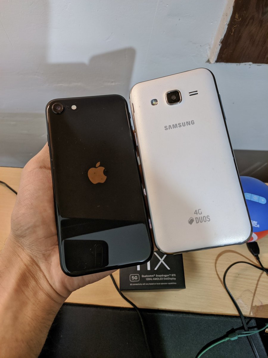 arkapravoarka's tweet photo. Samsung’s 2014 design vs Apple’s 2 day old iPhone SE 3.
#iPhoneSE2022 #iPhoneSE3 https://t.co/E2RxSfqD1m
