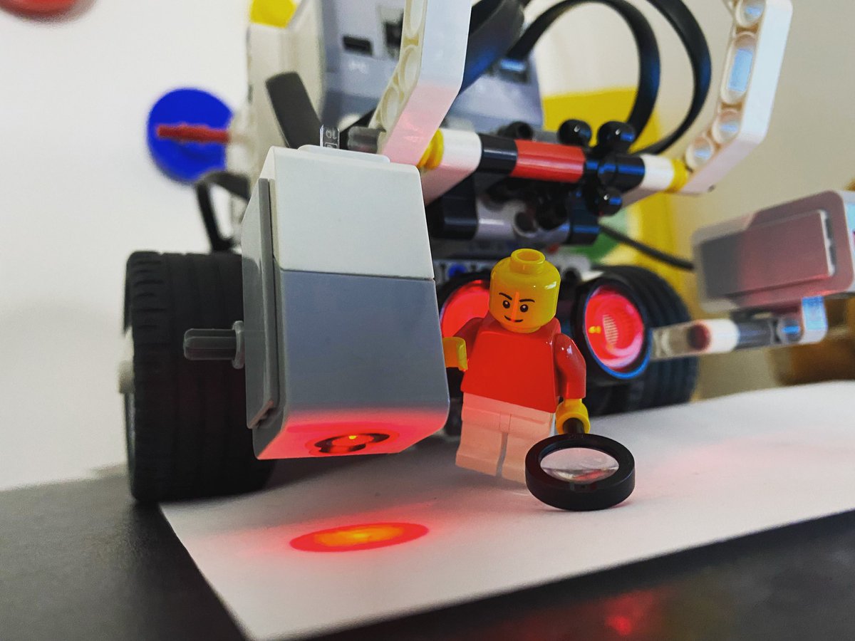 BloquesConLuz's tweet image. Experimentando con el sensor de color #LEGOAcademyRobotiX @SoyRobotiX #EV3 #mindstorms #legoeducation
