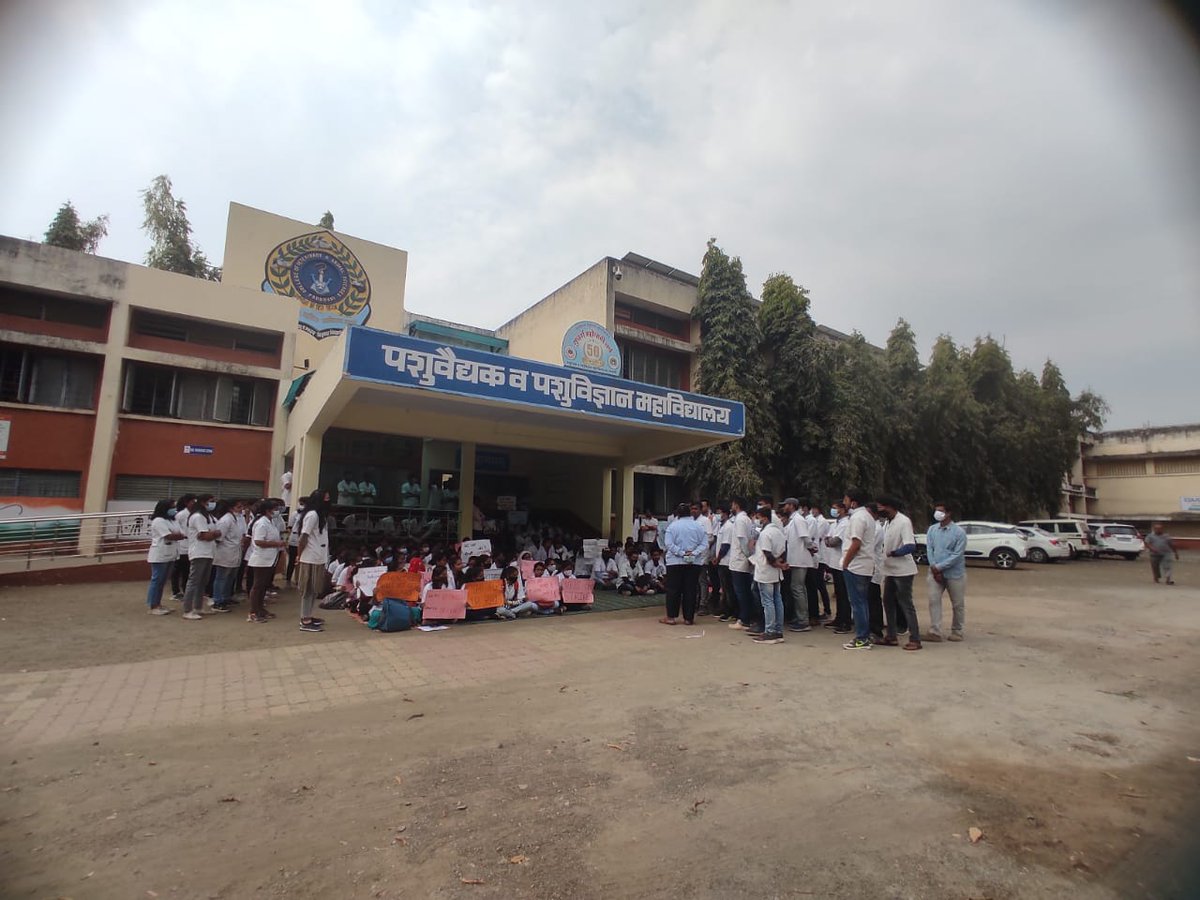 WaitingForRO's tweet photo. Internship allowance आमच्या हक्काचा 
नाही कुणा चा बापा चा . 
@CMOMaharashtra @PMOIndia @AjitPawarSpeaks @RRPSpeaks @SunilKedar1111  

#VetsOnStrike 
#increase_vet_stipend https://t.co/HDYjkUU07K