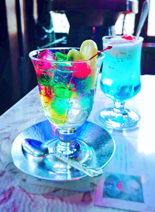 喫茶ソワレさんのゼリーポンチとクリームソーダ🌹
とっても綺麗…✨ 
