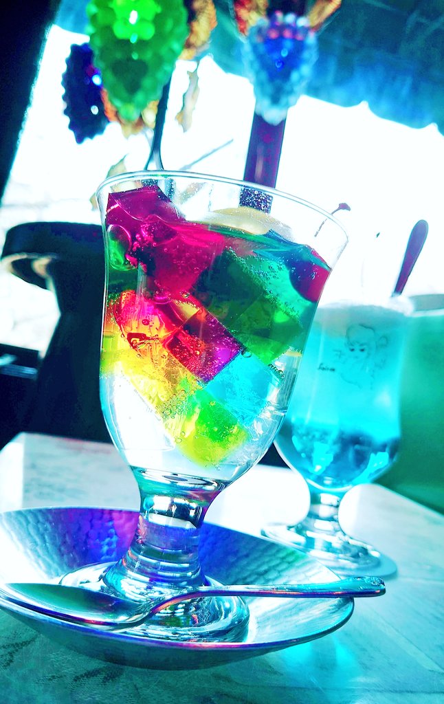 「喫茶ソワレさんのゼリーポンチとクリームソーダ🌹
とっても綺麗…✨ 」|白菊のイラスト