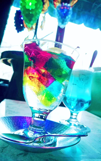喫茶ソワレさんのゼリーポンチとクリームソーダ🌹
とっても綺麗…✨ 