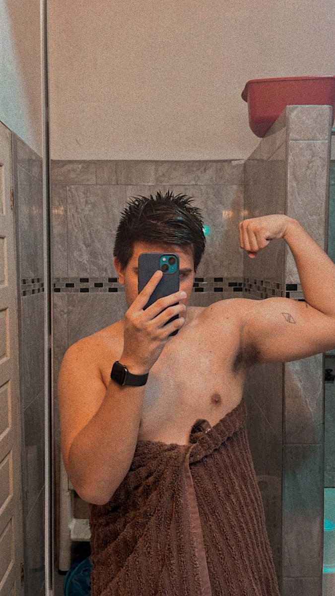 comethruwithme's tweet photo. Obligatory bathroom pic https://t.co/NKvaTftYOR