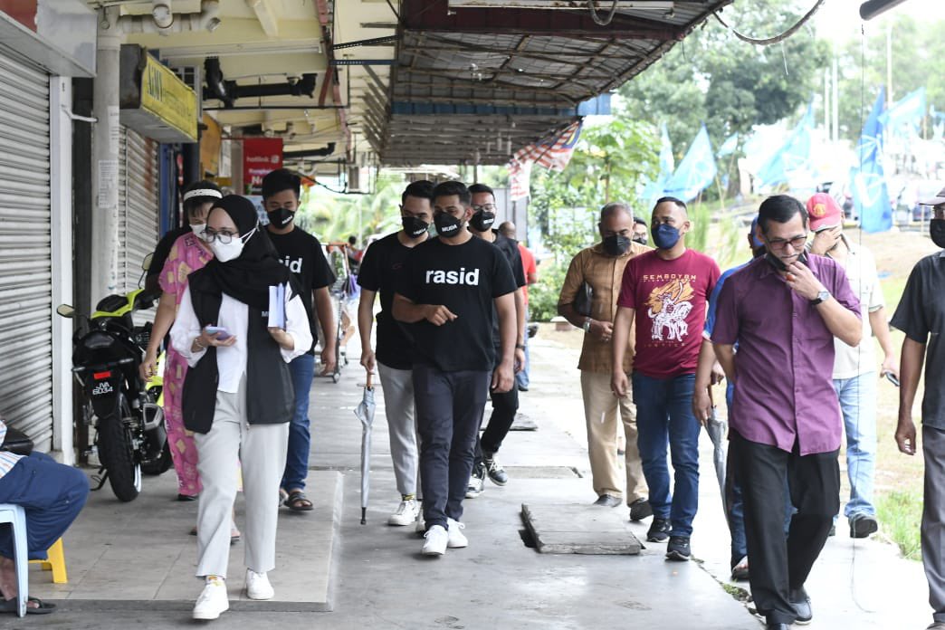 partimuda's tweet photo. Calon MUDA Larkin, Rasid Abu Bakar telah berkunjung ke Flat Larkin dan berjumpa dengan penduduk di sana. https://t.co/SB6mCgIVrY