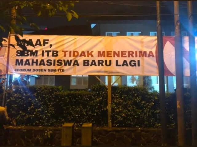 The endless conflict between the lecturer forum and the ITB Chancellor made the students of the School of Business Management (SBM) ITB study independently. The conflict was triggered because ITB Chancellor revoked the right to self-manage SBM ITB without announcements.