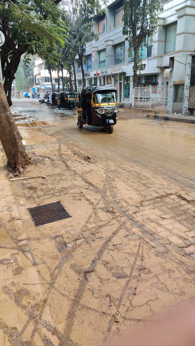 mybmcWardHW's tweet photo. Due to major burst of inlet water main water supply of entire H west ward is suspended. Emergency repair is being undertaken.@mybmc https://t.co/Ad2ETeywmz