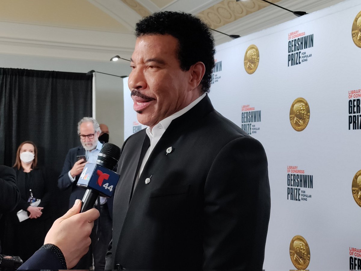 TheRogersRevue's tweet photo. Here he is, the man of the hour! @LionelRichie at Constitution Hall tonight as one of the performers of the @librarycongress Gershwin Prize for Popular Song #gershwinprize #libraryofcongress #lionelrichie #dcnightlife #constitutionhall #washingtondc #celebrities #TheRogersRevue https://t.co/2UAQ39p1wt