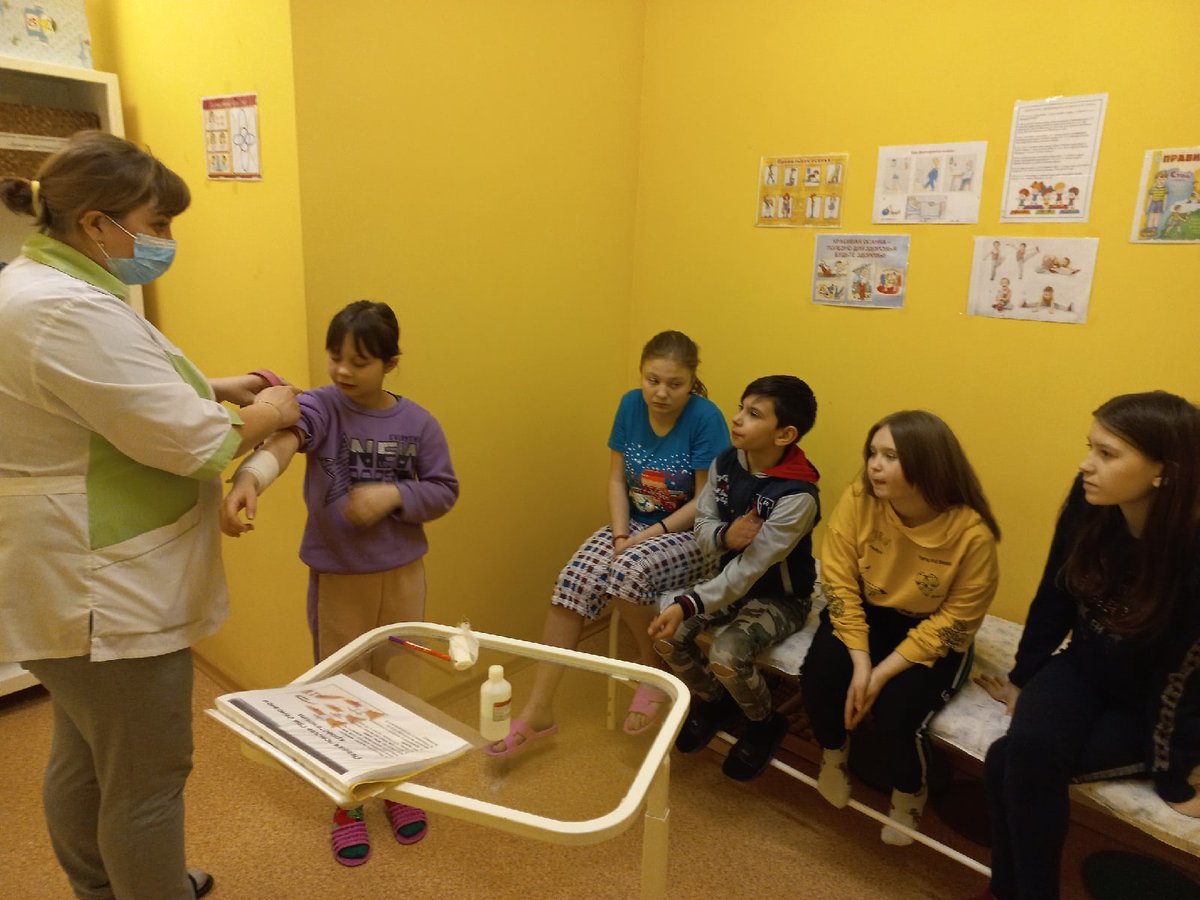 srcnes's tweet image. #mspno Медицинская сестра Нестерова И.Н. провела с несовершеннолетними занятие из здоровьесберегающего цикла занятий «Первые шаги первой помощи» на тему: «Первая помощь при венозном кровотечении».