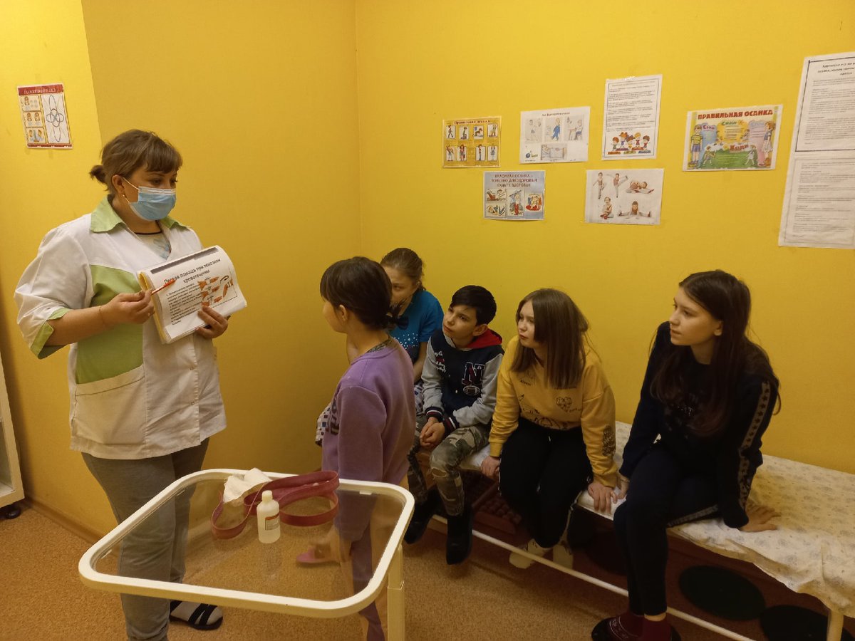 srcnes's tweet image. #mspno Медицинская сестра Нестерова И.Н. провела с несовершеннолетними занятие из здоровьесберегающего цикла занятий «Первые шаги первой помощи» на тему: «Первая помощь при венозном кровотечении».