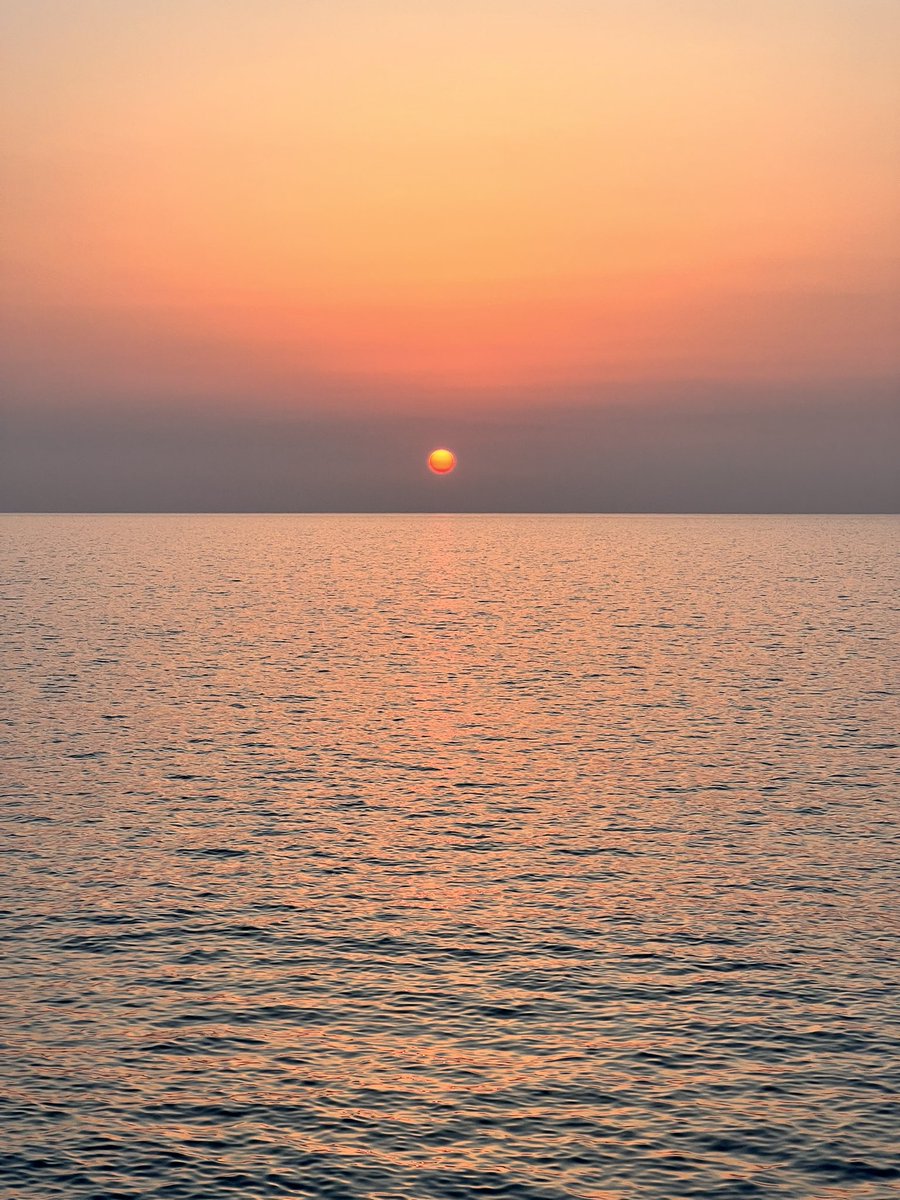 hachiotoko's tweet photo. 昨日海でサンセットから焚き火4時間ほどDJやらせてもらって、録音したやつ聴いてるけど、まじでイケてなくて切ない https://t.co/ZC58bH4taT