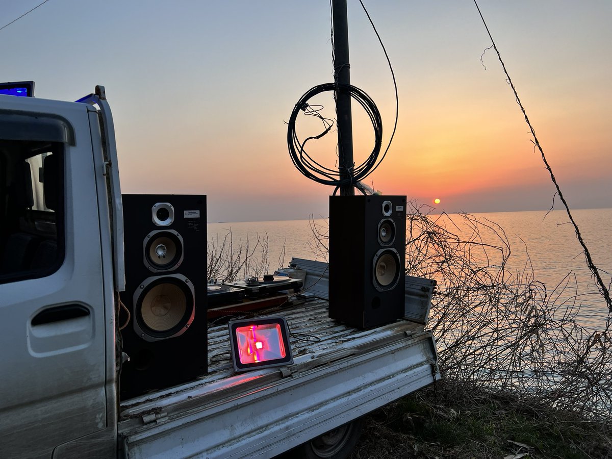 hachiotoko's tweet photo. 昨日海でサンセットから焚き火4時間ほどDJやらせてもらって、録音したやつ聴いてるけど、まじでイケてなくて切ない https://t.co/ZC58bH4taT
