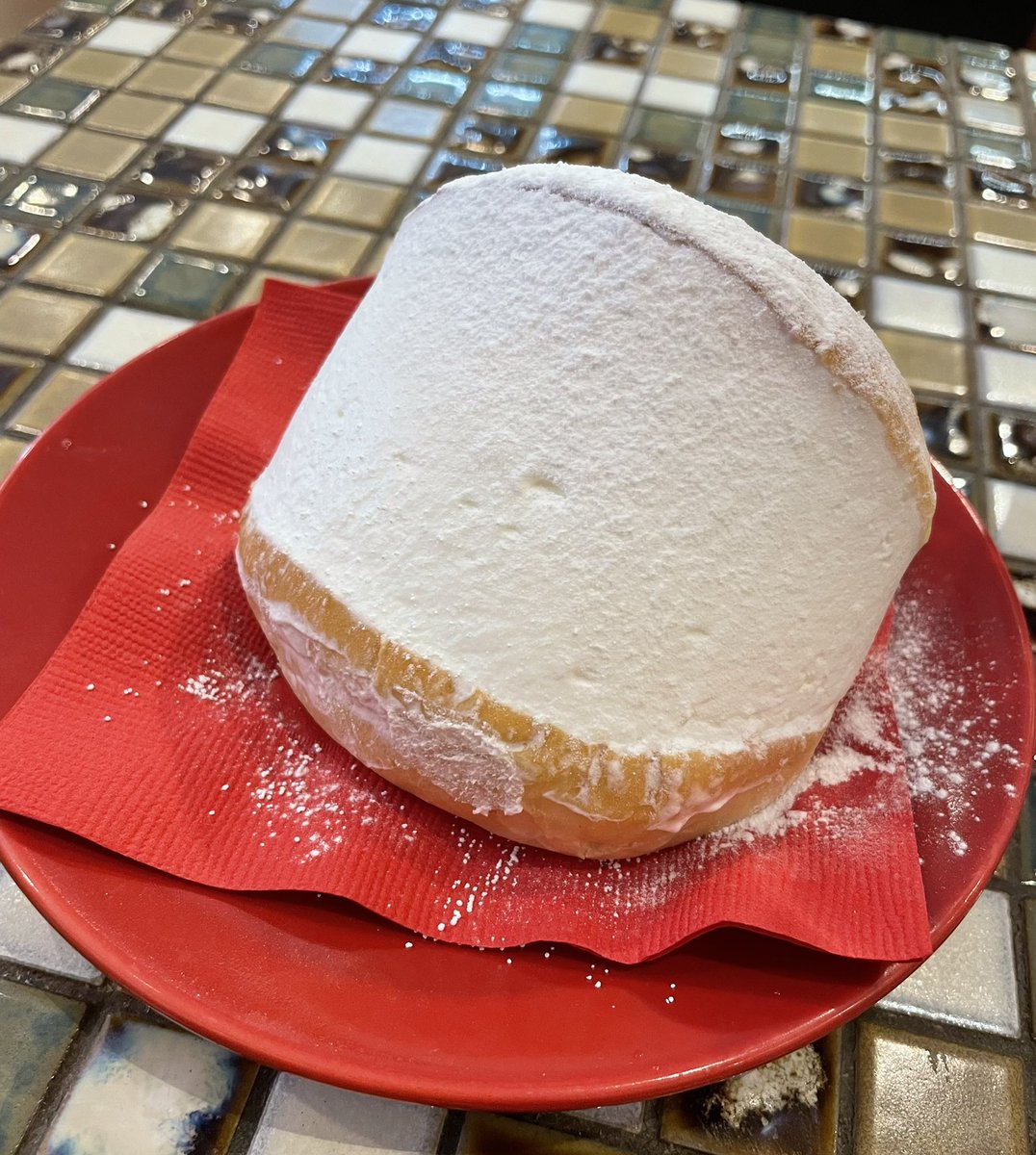 Tripstar717's tweet photo. 優子さんが食べてたマリトッツォを食べに行ったよ😋出来立て生クリームを入れてくれるからふわふわで軽い！幸せだった〜。ここ、ジェラートもピザも美味しいんだよね〜
#arega  #アレガ  
#マリトッツォ
#大島優子　#ニノさん https://t.co/VNzYkzAWPO