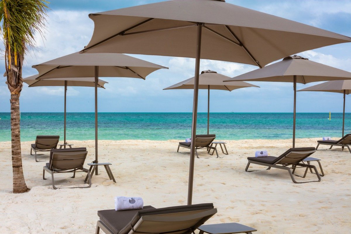 FoodandTravelMX's tweet photo. La comunidad de #SLSHotels se enfoca en la recreación y restauración individual. Por esta razón, ofrecen amenidades como Bungalow Beach Bar & Grill, un club de playa con un ambiente cómodo, lujoso y un diseño eco-chic inspirado en la belleza del entorno. #SLSCancun https://t.co/1ZgQpC1kJg