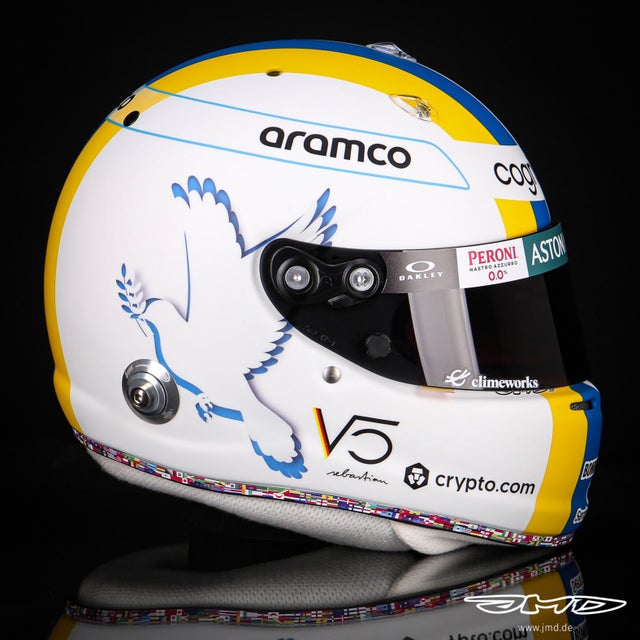 laguiaformulera's tweet photo. ¿Alguien encuentra su país en el casco de Vettel?
#f1 #formula1 #LGF1 #Vettel #Seb5 #SV5 #NoWar https://t.co/lIYza49QGF