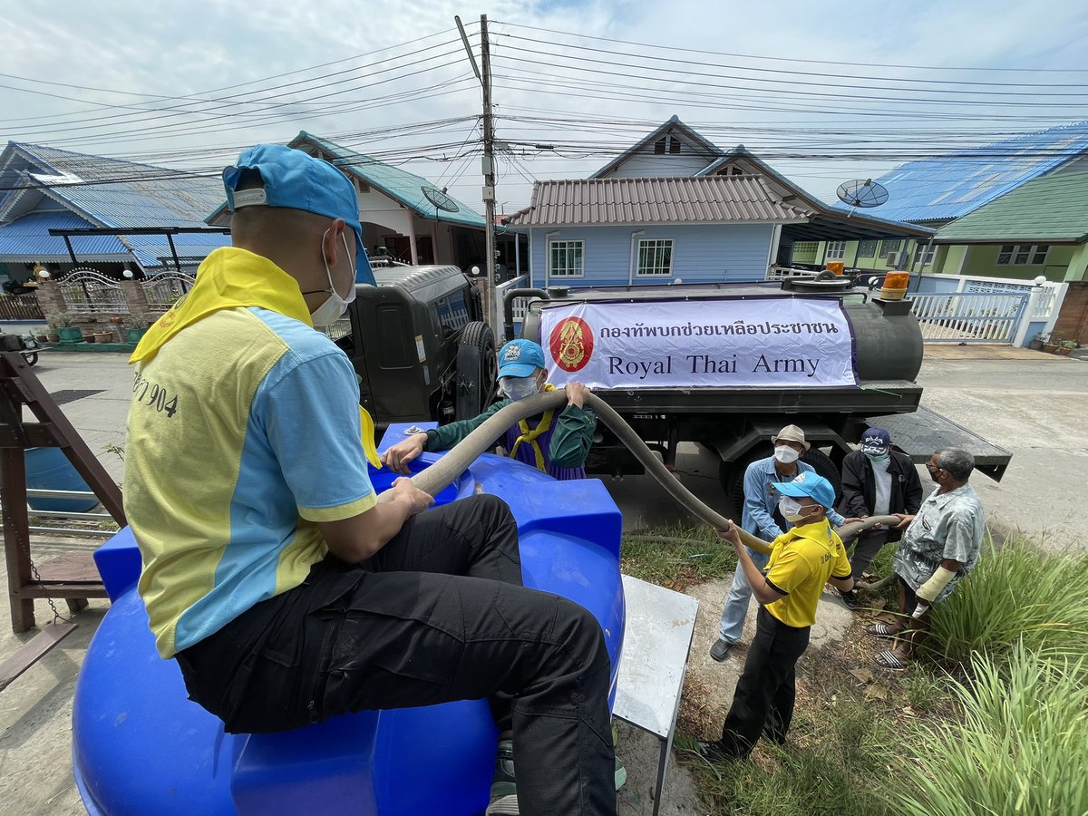 artillery_11's tweet photo. “ #ร่วมใจช่วยภัยแล้ง โดย พล.1 รอ.”

พล.1 รอ.โดย ป.1 พัน.11 รอ.จัดกำลังพล จิตอาสา904 รหัส A-074 ,ชุด ชป.กร.ขุนอาสา 120 ร่วมกับประชาชนจิตอาสาในพื้นที่ จัดรถน้ำขนาด 6,000 ลิตร บรรเทาความเดือนร้อนประชาชนที่ประสบปัญหาขาดแคลนน้ำสะอาดสำหรับอุปโภคบริโภค ในพื้นที่ ต.ท่าแค อ.เมือง จ.ลพบุรี https://t.co/yWIwNFzg9Y