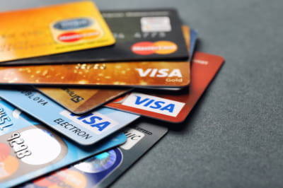 KyivPost's tweet photo. Visa and Mastercard stopped servicing Russian cards because of #UkraineRussiaWar. In addition, Russia has problems with selling oil. https://t.co/JnwiuwdVBo