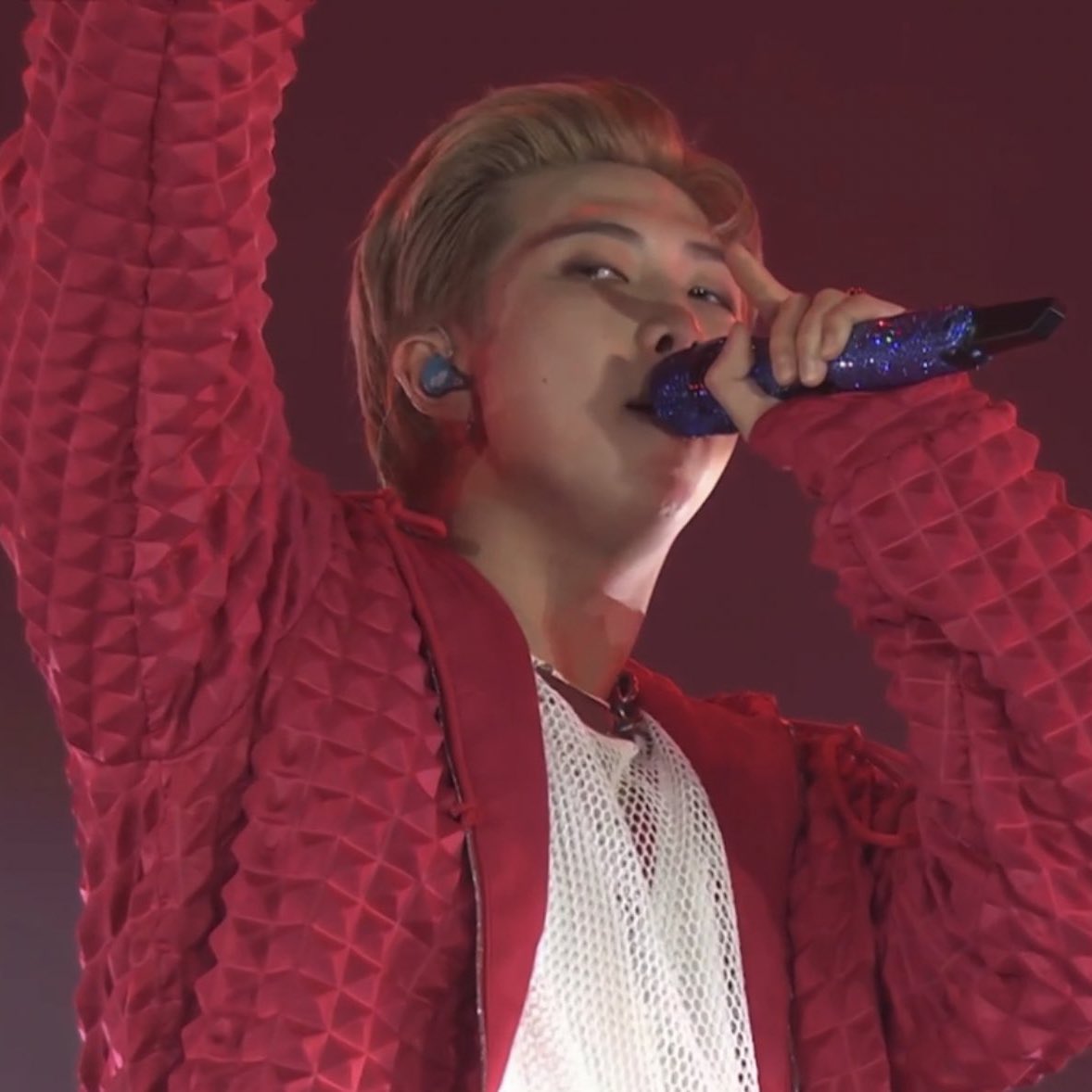 springnamu_'s tweet photo. KIM NAMJOON LOIRO E USANDO VERMELHO FOI O MOTIVO DO MEU COLAPSO 
#PTD_ON_STAGE_SEOUL https://t.co/he7rI6V4nC