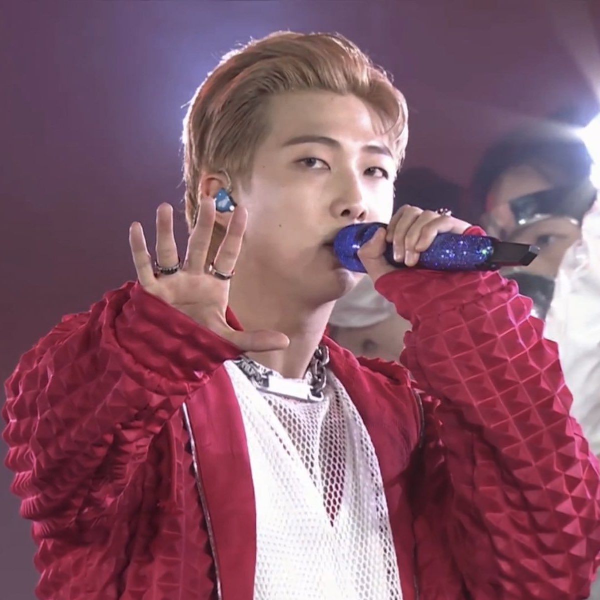 springnamu_'s tweet photo. KIM NAMJOON LOIRO E USANDO VERMELHO FOI O MOTIVO DO MEU COLAPSO 
#PTD_ON_STAGE_SEOUL https://t.co/he7rI6V4nC